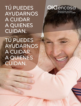 Hombre sonriendo mientras una mujer le besa en la mejilla, ejemplo de afecto y bienestar en la silver economy.